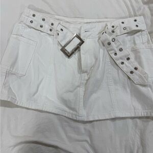 White mini skirt with belt